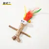 Juguete dispensador natural de hierba gatera con hierba gatera, plumas y cascabeles, palo teaser para gatos para autoentretenimiento y molienda de dientes