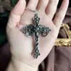 Colar com Pingente de Cabeça de Ovelha Cruzada Halloween Vintage Desgastado Estilo Gótico Dark Europeu e Americano Pingente Esculpido Corrente para Suéter