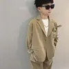 Terno Terno para Meninos Outono 2025 Nova Roupa Infantil Solta Moda Bonito Pequeno Terno Conjunto de Duas Peças para Cabelo