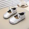 Sapatos de caminhada para bebês meninas, sapatos de sola macia com laço, novo estilo para primavera e outono de 2026, bico redondo, sapatos de couro da moda.