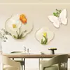 Decoración de pared de fondo para sofá de restaurante y sala de estar moderna minimalista color crema, con una pieza de arte mural luminosa de alta gama con un diseño creativo nórdico