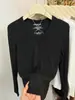 2026 Nuevo Estilo Otoño Temprano Top Básico de Manga Larga con Cuello en V y Letra para Mujer Simple Versátil Temperamento Adelgazante Elegante Top que Reduce la Edad