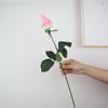 Rosa artificial hidratante de una mano arreglo floral para el hogar decoración de boda regalo de San Valentín accesorios para sesión de fotos venta al por mayor