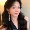 Pendientes Florales Estilo Vacacional con Borla Dorada para Mujer Clip de Oreja Lujo Ligero Nicho Exagerado Pendiente de Botón Diseño de Pendientes de Botón Pendientes Pequeños para la Cara