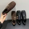 Mocasines de Estilo Británico con Hebilla Tallada Retro que Aumentan la Altura Interior, con Forro de Lana para Calidez, Zapatos de Cuero sin Cordones para Personas Petitas