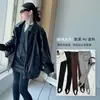Nuevo conjunto elegante de chaqueta de cuero estilo coreano y leggings 2026 para niñas, un atuendo de dos piezas para niños