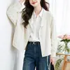 Jaqueta curta off-white com gola de lapela para mulheres, design outono 2026, corte solto, emagrecedora, adequada para o trajeto diário, sofisticada e versátil