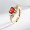 Nuevos Productos Venta en Vivo Lujo Ligero Romántico Anillo de Zirconia Rojo Granate con Forma de Corazón Moda para Mujer Anillo para el Dedo Todo Terreno Anillo para el Dedo de Comida
