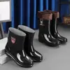 Botas de chuva: antiderrapante, resistente a óleo, resistente ao desgaste, de cano alto, moderno, resistente a odores, à prova d'água, espesso, leve, resistente à água e resistente a manchas, proporcionando calor