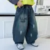 Calça Infantil Masculina Primavera e Outono 2026 Novo Estilo Crianças Estilo Coreano Jeans Estiloso Menino Tendência Cool Primavera e Outono Casual Calça Banana