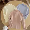 Novos estilos de outono e inverno: suéteres doces com acabamento em renda para meninas, peças básicas para bebês, blusas de tricô de manga comprida em cores de doce