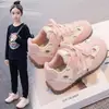 Zapatillas para niñas 2026 otoño nuevo modelo infantiles estilo coreano flores pequeñas zapatillas de entrenamiento alemanas para niñas zapatos de jardín de infancia para interior