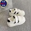 Zapatos de Suela Gruesa con Velcro y Puntera de Concha de Alto Valor para Mujer 2026 Otoño Nuevo Estilo Zapatos de Tabla Zapatos Blancos Zapatos de Pan para Estudiante