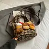 Bolso de Felpa con Estampado de Leopardo de Nicho Súper Popular para Mujer, Bolso Cruzado Versátil Popular de Otoño e Invierno, Bolso Cubo de Mensajero de Dibujos Animados Lindo