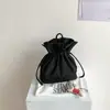 Bolso tipo cubo ligero con cordón de nailon estilo coreano Ins Modelo Nuevo 2026 Moda Transfronteriza Versátil Bolso de Hombro Moderno