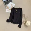 Camiseta base de manga longa bordada com gola redonda inspirada em feriados estilo francês, top T-shirt versátil casual de outono coreano para mulheres