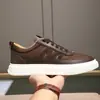 Tênis de Couro Genuíno com Recortes para Homem, Luxo Acessível, Sapatos Brancos Modernos e Versáteis, Novo 2025 Antiderrapante, Resistente ao Desgaste, Respirável, Sapatos Casuais