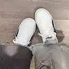 Zapatillas deportivas casuales únicas y versátiles para estudiantes, nuevo modelo de otoño 2026, zapatos blancos con plataforma, suelas gruesas y diseño que aumenta la altura