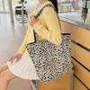 Bolsa de Ombro de Veludo Cotelê com Estampa de Leopardo Nova Coreana Dupla Face Casual Grande Capacidade Retro Bolsa de Axila Bolsa Tote Casual para o Dia a Dia Feminina