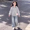 Conjunto Versátil de Dos Piezas para Niñas: Sudadera con Capucha y Cremallera de Manga Larga Estilo Universitario Nuevo y Jeans con Lazo 2026