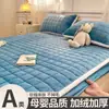 Falda de Cama Acolchada de Vellón de Leche Invernal Cubrecama Engrosado Juego de Tres Piezas de Vellón de Coral Cálido Protector de Colchón Antideslizante