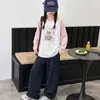 Conjunto de Camiseta Color Block e Calça Casual para Meninas Primavera e Outono 2026 Novo Estilo de Outono Conjunto de Duas Peças Roupas de Base para Menininha