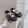 Zapatillas de entrenamiento alemanas de lunares para niñas, estilo coreano, nueva colección otoño 2026, zapatillas infantiles slip-on versátiles con lazo y suela suave