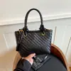 Bolso de mano con patrón tejido de moda, nuevo modelo de verano 2026, alto valor estético, texturizado, bolso cuadrado pequeño único, bolso de hombro y cruzado de color liso