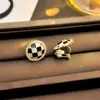 Pendientes Piercing de Moda y de Alta Gama Incrustados con Diamantes Negros para Mujer en Otoño e Invierno, Versátiles Pendientes de Clip Triángulo de Lujo Ligero al por Mayor