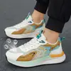 Zapatillas versátiles para hombre, modelo nuevo de verano ligero, zapatillas de running de malla transpirable para hombre con suelas blandas, zapatos casuales antideslizantes para viajar