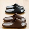 Zapatillas Qichu Liangpin de suela gruesa color moca, ligeras, para el hogar, para parejas, para exteriores, con estampado de cuero, sandalias de verano sin cordones