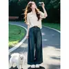 Un Conjunto Muy Elegante: un Conjunto Completo de una Camisa de Manga Corta Moderna y Sencilla Combinada con Jeans de Corte Ajustado, un Conjunto de Dos Piezas de Moda
