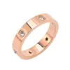 Anel Personalizado Europeu e Americano Masculino e Feminino Versão Larga e Estreita com Diamantes ao Redor da Circunferência Aço Titânio Estilo Sem Gênero Anel de Ouro 18K Joia de Mão Pronto para Venda