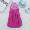 Toallas de mano colgantes de coral fleece, personalizables con logotipos, con diseños de caricaturas, aptas para uso tanto en la cocina como en el baño, suaves y absorbentes, toallas cuadradas pequeñas, disponibles en stock