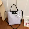 Bolsa Tote Ombro Feminina Grande Capacidade Estilo Coreano Moda Personalizada 2026 com Pingentes Decorativos para Comerciantes Transfronteiriços de Comércio Exterior