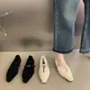 Nova coleção outono e inverno 2024: sapatos casuais femininos de bico fino, boca rasa e peludos, com solado plano, fivelas quadradas de strass e forro de fleece