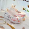 2025 Nuevos Zapatos de Boda Rojos con Flor de Cuentas de Cristal con 7cm de Plataforma Xiuhe Shoes Estilo Chinoiserie Brindis de Boda Estilo Antiguo Zapatos de la Dinastía Han
