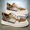 Zapatos de Hombre Primavera 2026 Nuevos de Moda Versátiles Deportivos Casuales Tenis Marca de Moda de Gama Alta para Hombre Elegantes Zapatos Blancos