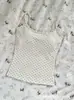 Camisola para chica con estampado de lunares y espalda cruzada con copas, corte ajustado, adecuada para llevar sola o debajo de otra prenda
