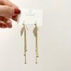 Pendientes coreanos elegantes con borlas de diamantes en forma de hoja para mujer, nuevos pendientes de plata S925 con diseño de aguja, súper hada, orejas delgadas y modernas.