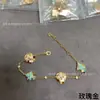 Pulseira de flor em formato de losango de alta qualidade, espessamente banhada a ouro rosa 18K, apresentando trevo de quatro folhas, madrepérola natural branca e rosa, e amazonita