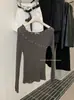 Suéter de Punto Estilo Coreano Otoño Y.JIA con Patrón Trenzado, Versátil, Ajustado, Diseño de Botones, Hombros Descubiertos, Manga Larga 585