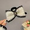 Horquilla de lazo estilo Chanel para mujer, para otoño e invierno, con forma de tiburón de peluche, accesorio elegante vintage para el cabello.
