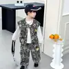 Conjunto de Tres Piezas de Chaleco Camuflado para Niños de Primavera y Otoño, Atuendo Militar de Entrenamiento Elegante y Moderno Estilo Coreano para Niños Pequeños