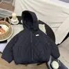 Jaqueta de algodão grossa para meninos 2026 novo estilo coreano inverno casaco de algodão infantil quente preto solto com capuz