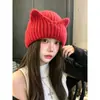 2026 Nuevo Sombrero de Lana para Mujer Orejas de Gato Lindas Sombrero de Punto Rojo Otoño Invierno Cálido Protección para los Oídos Adelgazamiento Facial Sombrero para el Frío