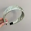 Faixa de Cabelo Plissada de Cor Sólida com Baixa Saturação e Textura Cetim para Mulheres com Coroa Alta, Faixa de Cabelo Larga com Borda Envolvida em Tecido