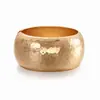 Decoraciones Transfronterizas Europeas y Americanas Pulsera Martillada Irregular de Ala Ancha de Viento Frío Pulsera de Resorte Ovalada de Aleación Pulsera