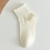 Meias femininas com borda de babados para outono e inverno, meias curtas de renda absorventes de suor de algodão, meias JK estilo japonês para maternidade, atacado de Zhuji