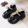 Zapatos pequeños de cuero para niños, nueva colección otoño 2026, modernos zapatos de princesa con lazo para niñas, zapatos de actuación adornados con perlas para bebés y niños pequeños